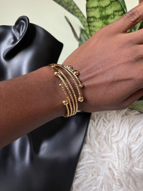 Adjustable three point bangle